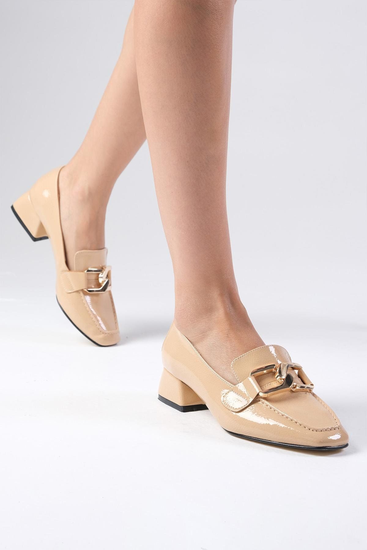 Mio Gusto Pantofi De Damă Din Piele Lăcuită Colorată Nud Carolyn Cu Toc Scurt, Cu Accesorii Cu Cataramă Cu Vârf Tocit Femeie - 36