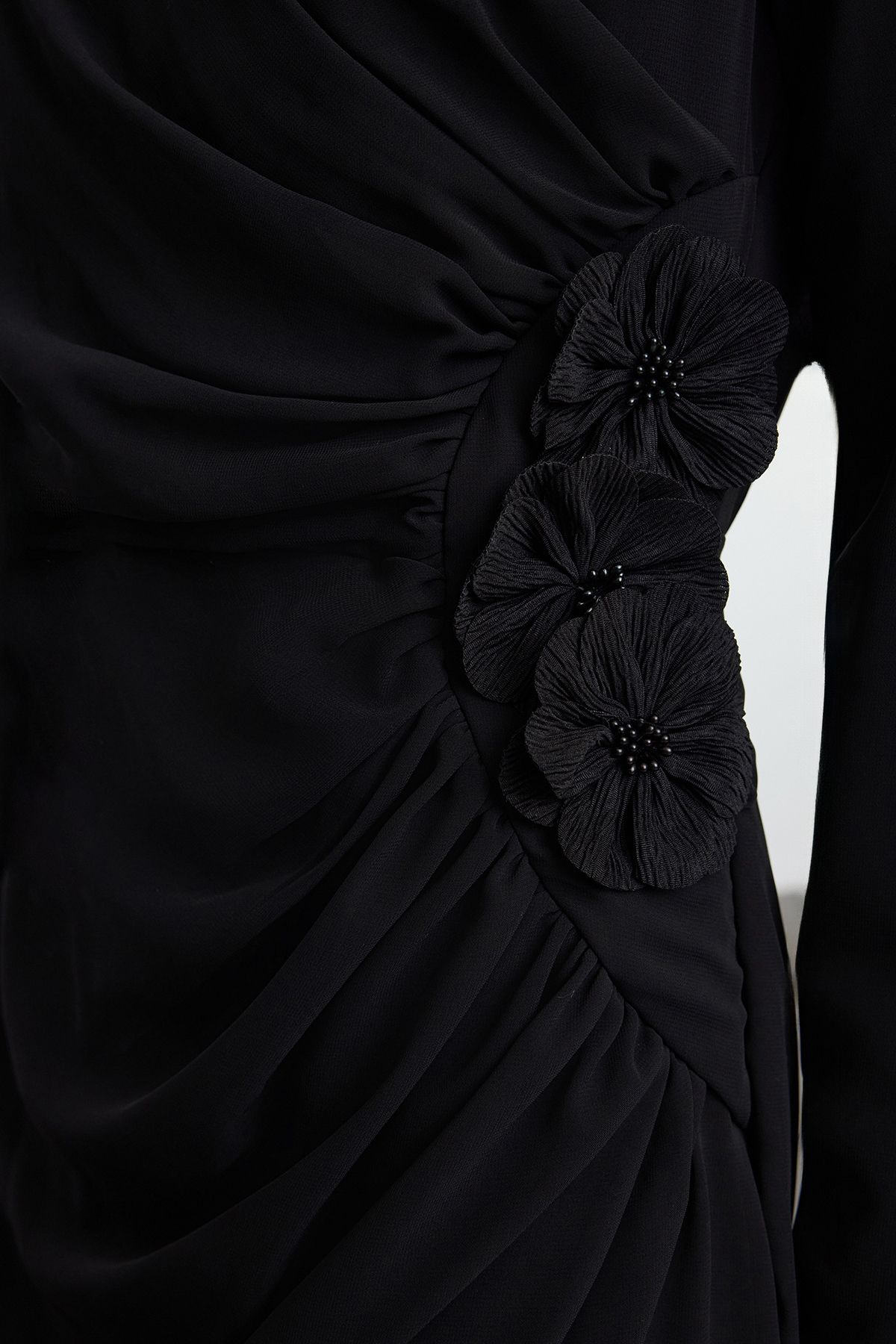 Trendyol Modest-Schwarzes Abendkleid aus Chiffon mit Blumenmuster - Tctss24Db00064 4
