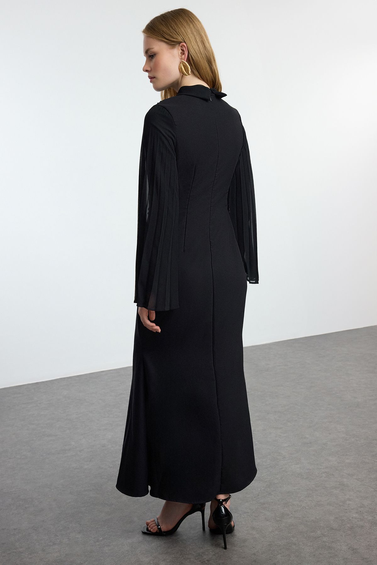 Trendyol Modest-Schwarzes Abendkleid mit Chiffonärmeln – besticktes Detail TCTAW25DB00002 5