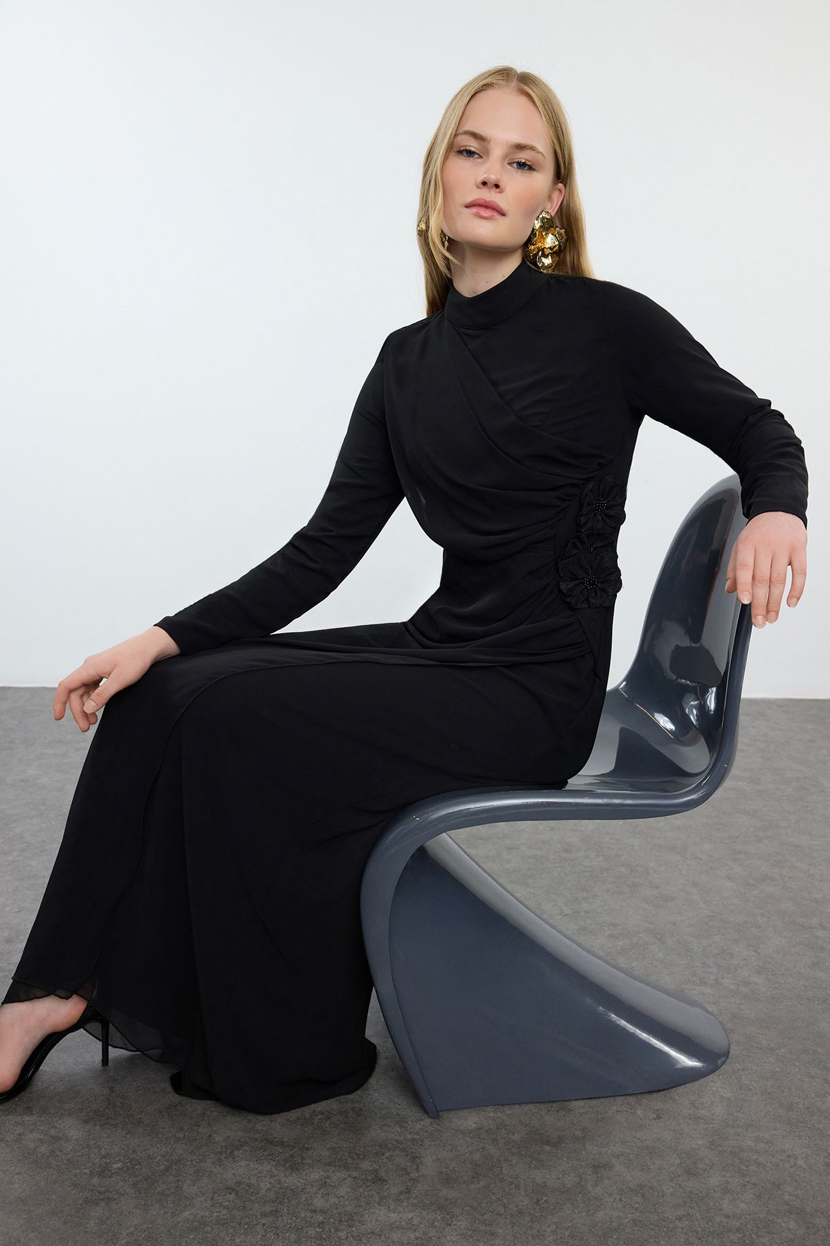 Trendyol Modest-Schwarzes Abendkleid aus Chiffon mit Blumenmuster - Tctss24Db00064 2