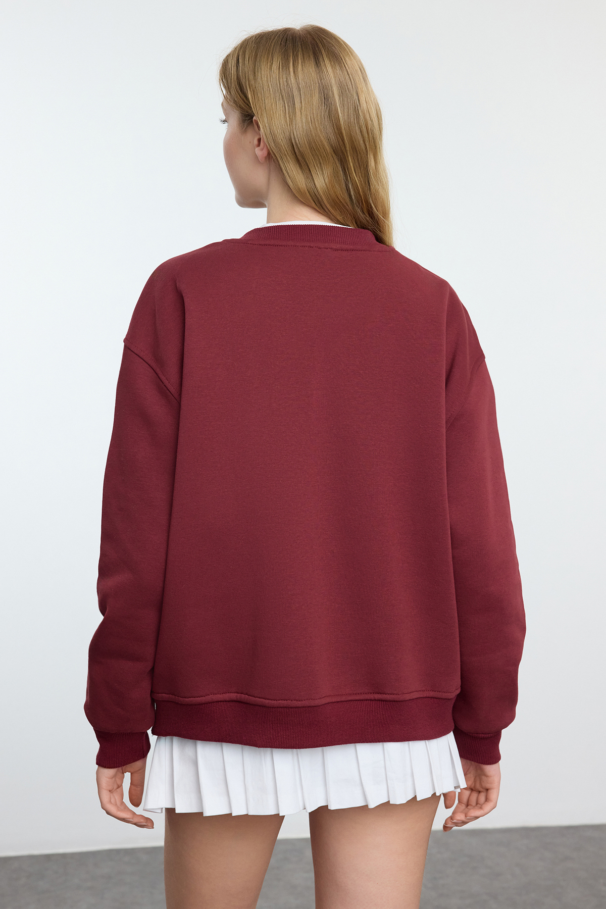 Trendyolmilla  Bordo Slogan Baskılı Oversize/Geniş Kalıp Etek Ucu Detaylı Örme Sweatshirt TWOAW25SW00100 - Görsel 5