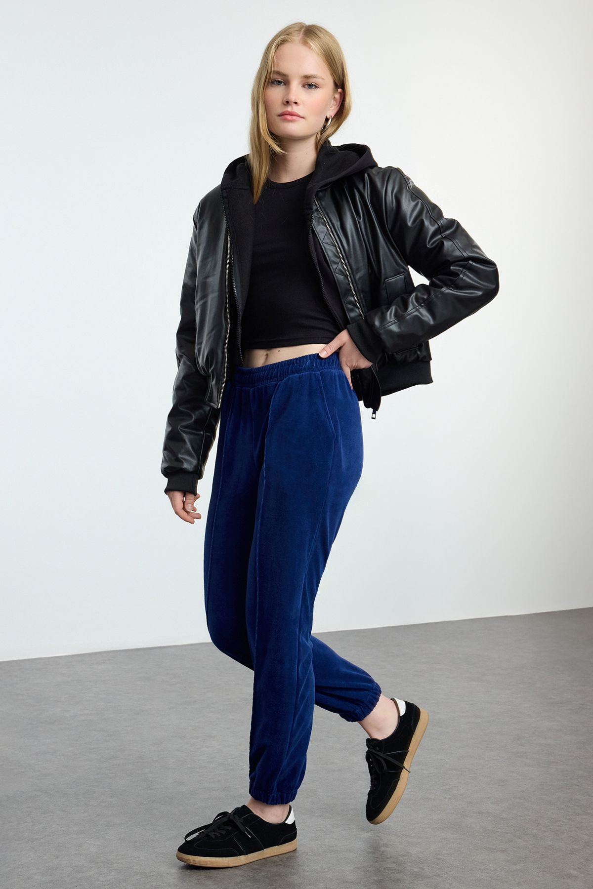 Trendyol Collection Granatowy Aksamit - Luźne Spodnie Dresowe Jogger Kobieta - S