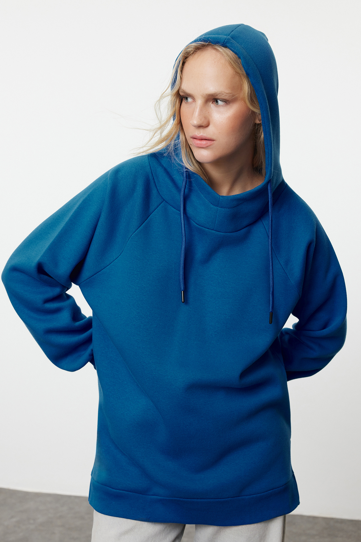 Trendyolmilla  Saks Kapüşonlu Oversize Şardonlu Örme Sweatshirt - Görsel 2