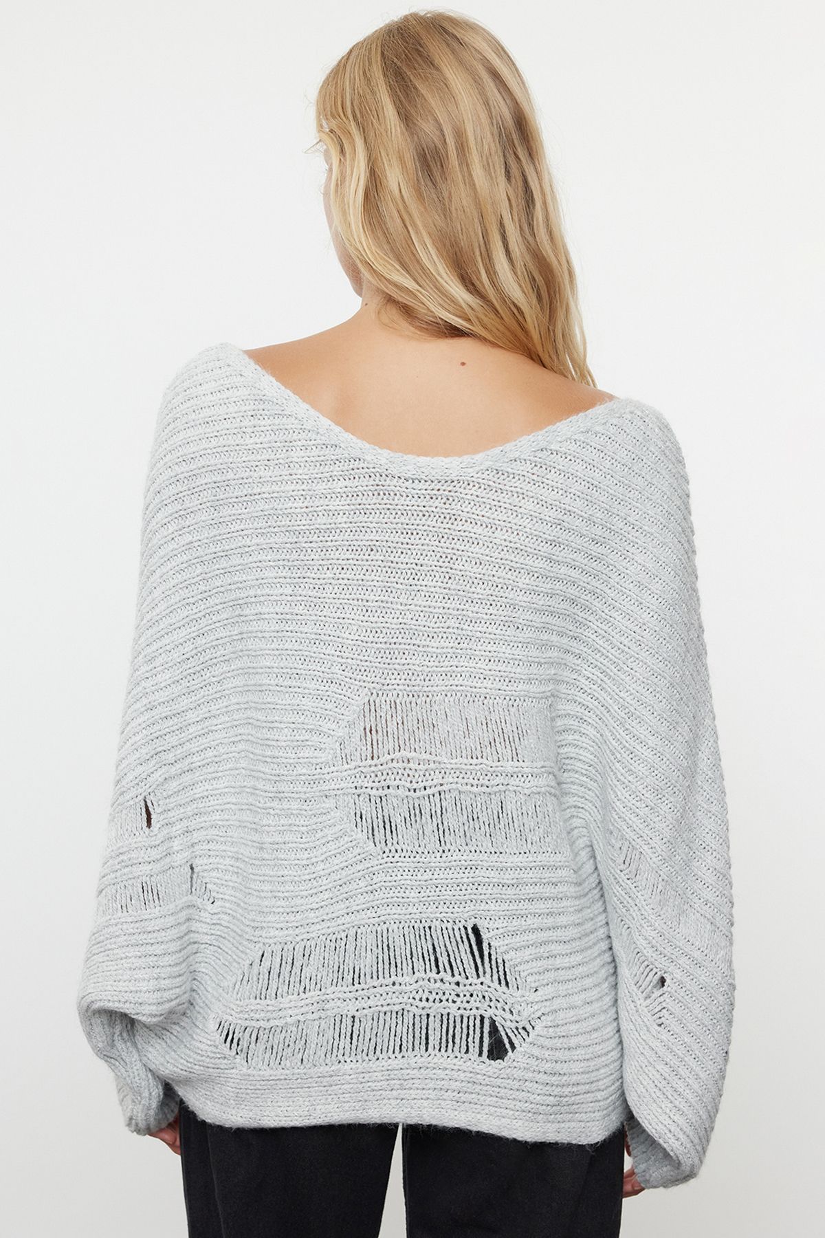 Trendyol Collection-Grauer Pullover mit V-Ausschnitt und Strickdetails - TWOAW25KZ00176 5