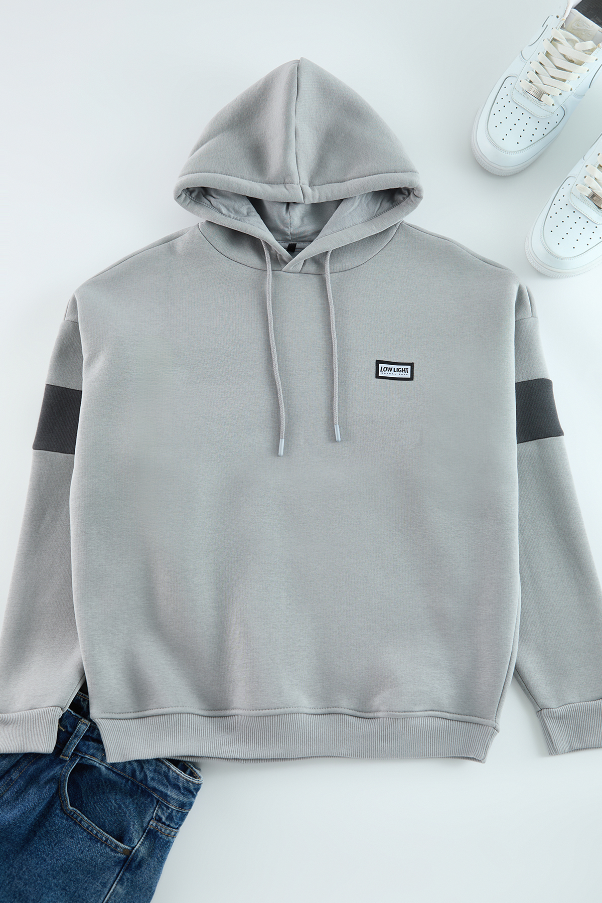 Trendyolmilla  Gri Oversize/Geniş Kesim Etiketli Renk Bloklu İçi Polarlı Sweatshirt TMNAW24SW00128 - Görsel 3