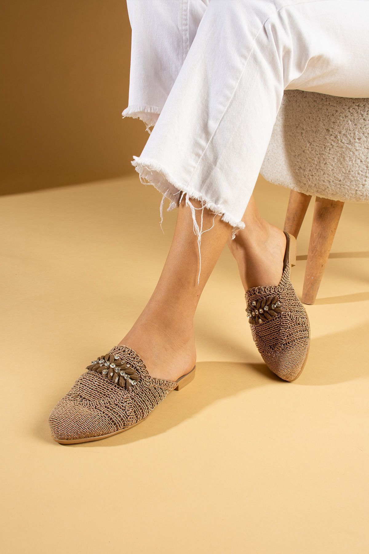 topukludünyası-Women's Closed Front Lace and Straw Colored Stone Slippers 2