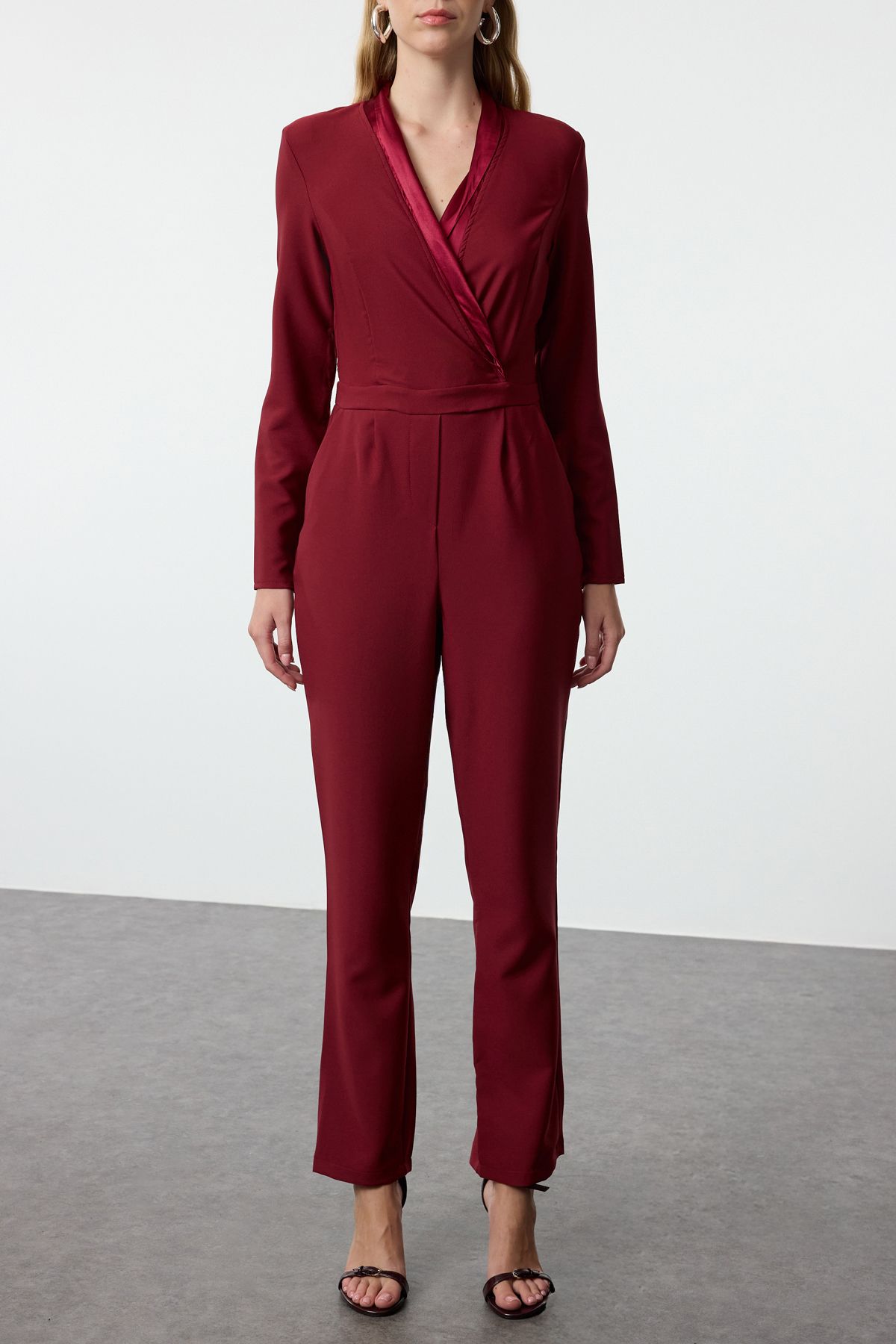 Trendyol Collection-Burgunderroter Jumpsuit aus gewebtem Satin – lang, limitierte Auflage, Kragendetail TWOAW23TU00052 4