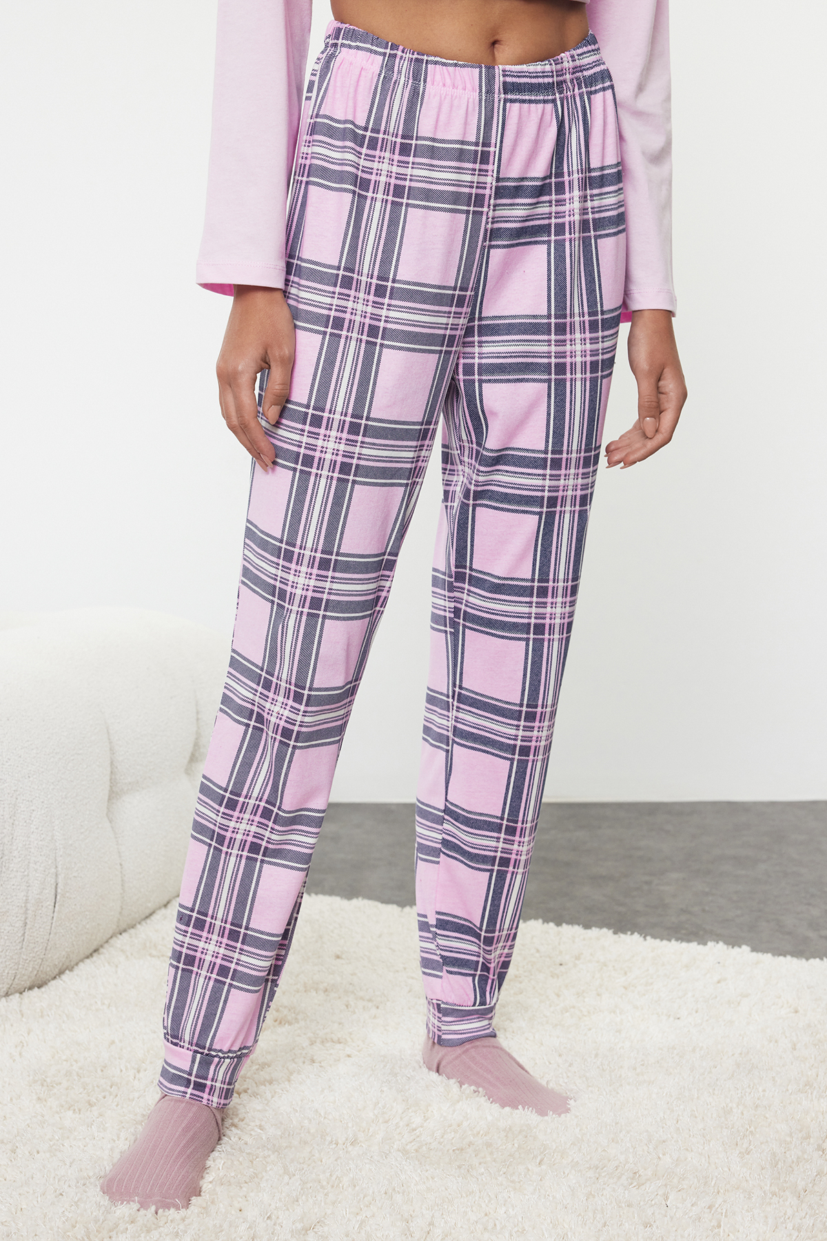 Trendyol Collection Plaid-Pyjama-Set aus 100 % Baumwolle mit Wintermotiv – rosa und mehrfarbig THMAW25PT00121