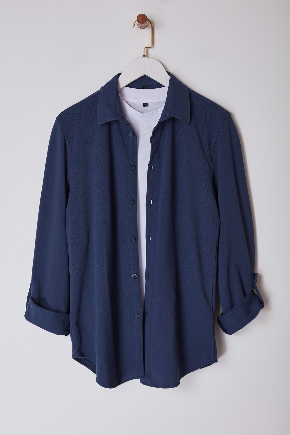 Trendyol Collection-Indigo Fit gestricktes, bequemes, flexibles, schmales gestricktes Herrenhemd TMNSS22GO0051 1