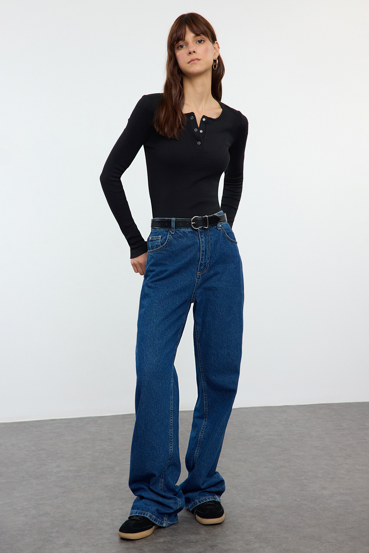 Trendyol Collection Pružná černá pletená halenka se šňůrou – padnoucí na tělo, se zapínáním na patentky TWOAW25BZ00080