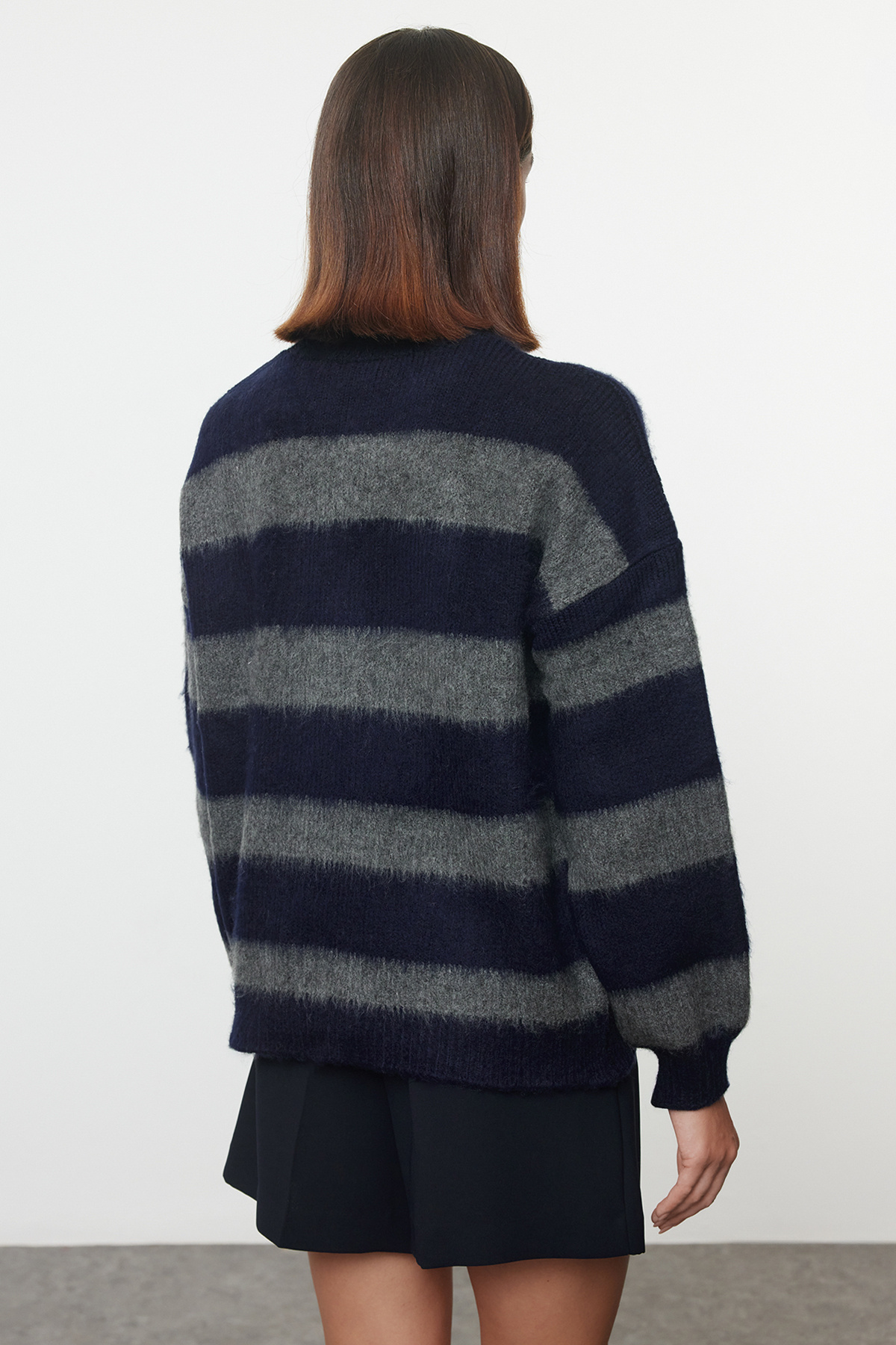 Trendyolmilla  Lacivert Yumuşak Dokulu Geniş Kalıp Triko Kazak TWOAW25KZ00283 - Görsel 5