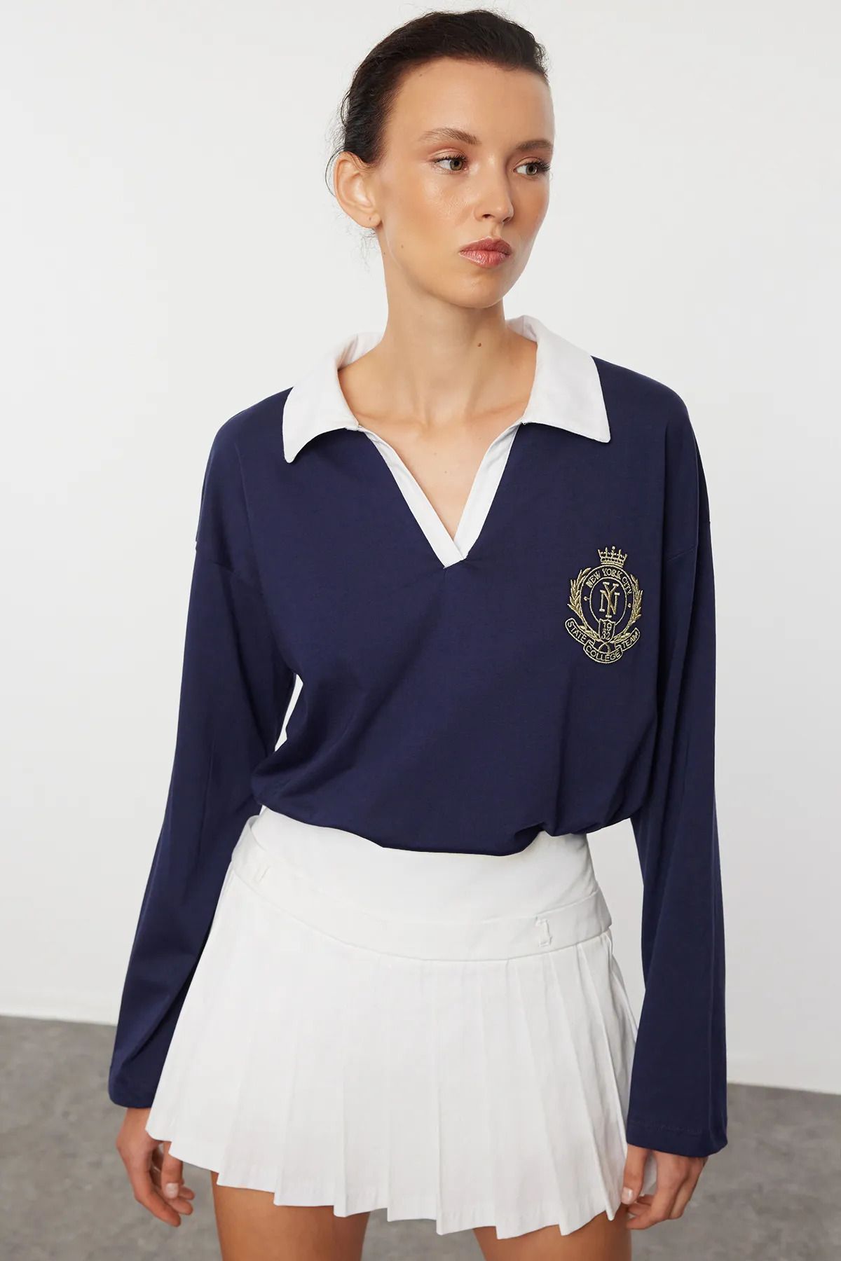 Trendyol Collection Granatowy Polo Z Haftem I Detalami Z Popeliny, Dzianinowy T-shirt Oversize/szeroki Krój Twoaw25ts00000 Kobieta - XS