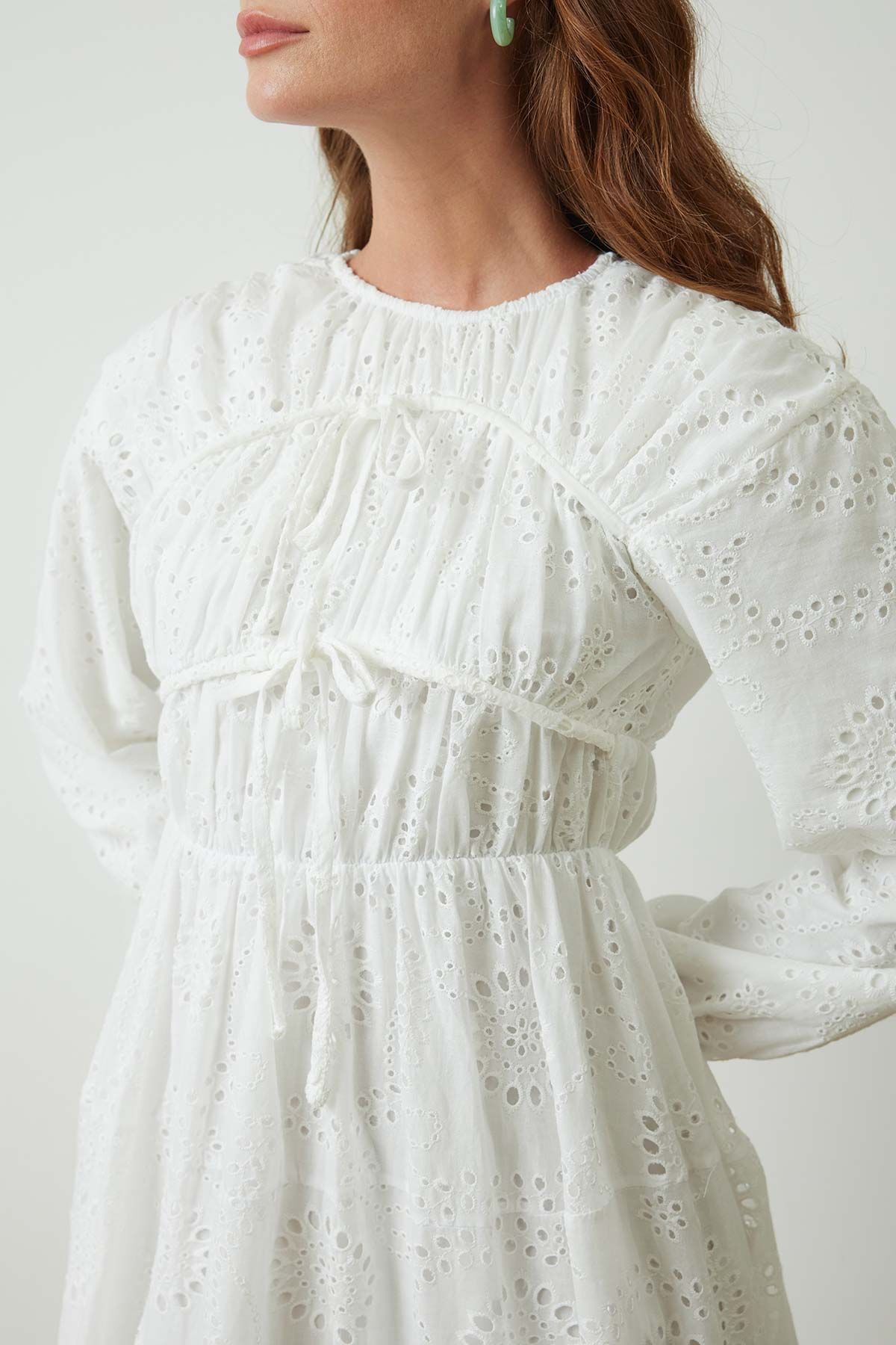 Hooopstore  ÖNDEN BAĞLAMA DETAYLI BEYAZ PETİT BRODE ELBİSE - Görsel 3