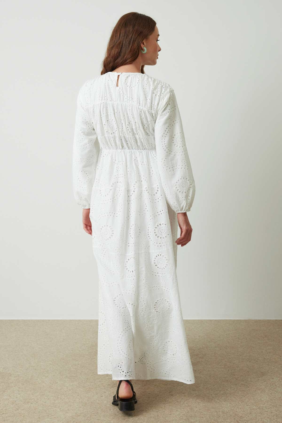 Hooopstore  ÖNDEN BAĞLAMA DETAYLI BEYAZ PETİT BRODE ELBİSE - Görsel 7