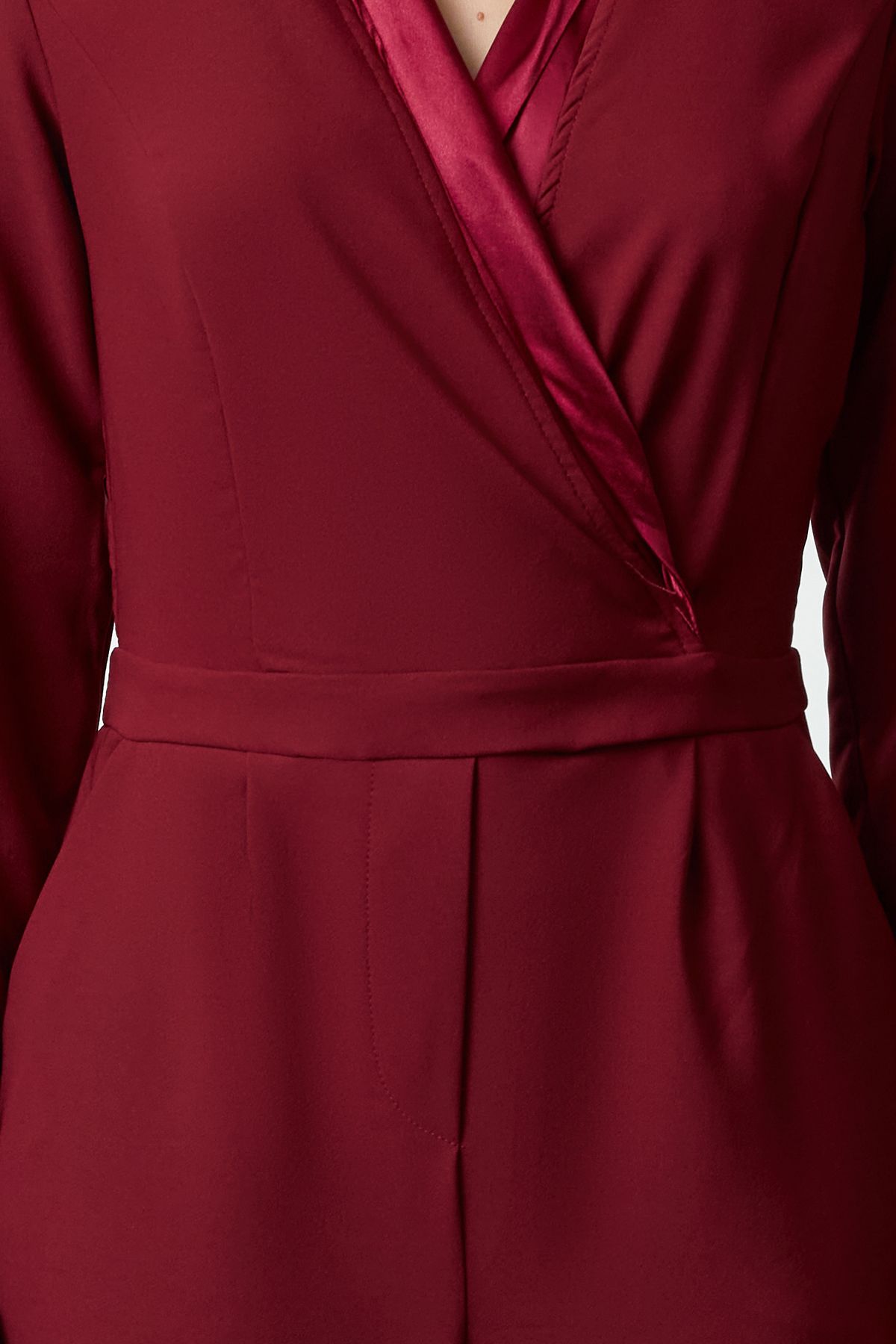 Trendyol Collection-Burgunderroter Jumpsuit aus gewebtem Satin – lang, limitierte Auflage, Kragendetail TWOAW23TU00052 3