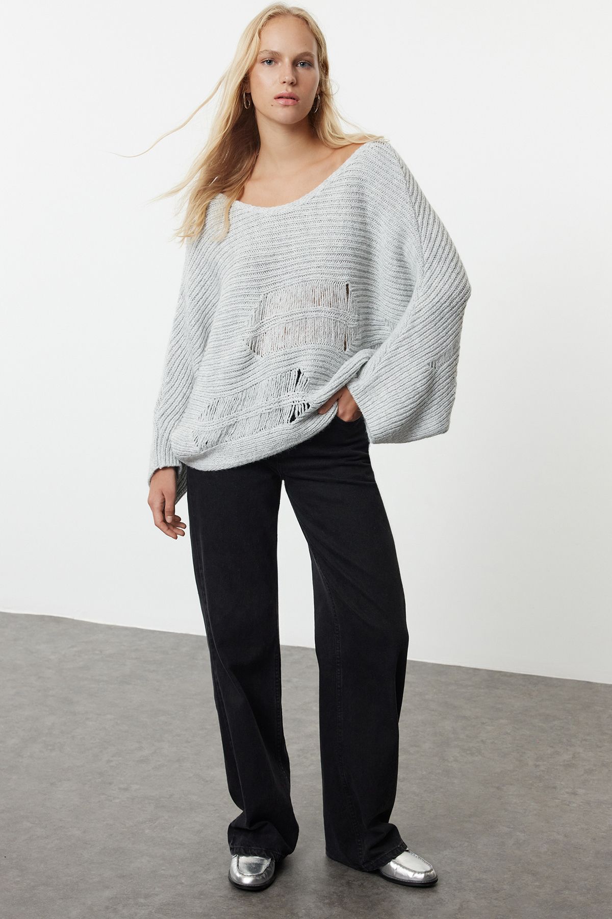 Trendyol Collection-Grauer Pullover mit V-Ausschnitt und Strickdetails - TWOAW25KZ00176 2