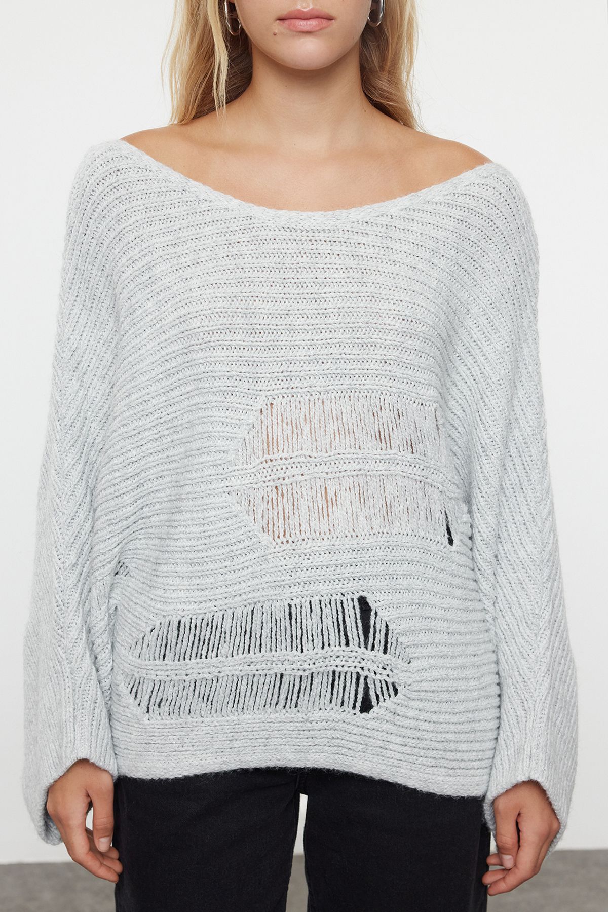 Trendyol Collection-Grauer Pullover mit V-Ausschnitt und Strickdetails - TWOAW25KZ00176 3