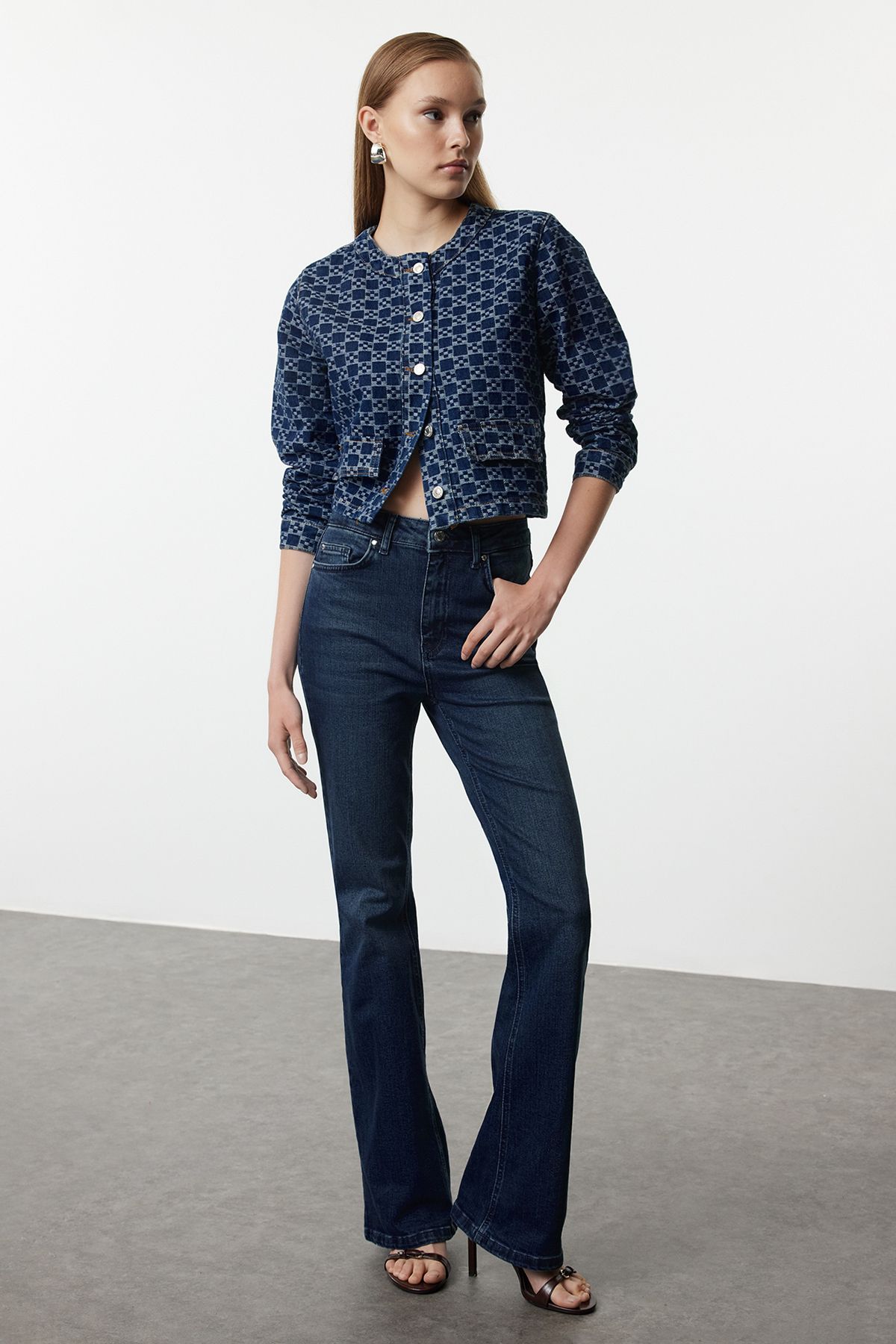Trendyol Collection Jeansy Z Wysokim Stanem I Ciemnoniebieskimi Rozszerzanymi Nogawkami - Twoaw25je00225 Kobieta - 40