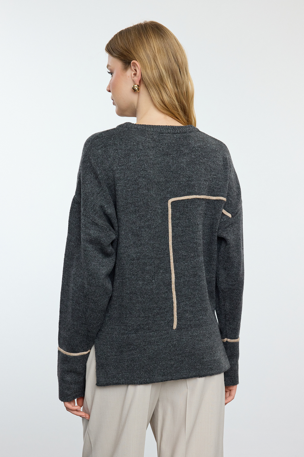 Trendyolmilla  Antrasit Yumuşak Dokulu Renk Bloklu Bisiklet Yaka Triko Kazak TWOAW25KZ00318 - Görsel 5