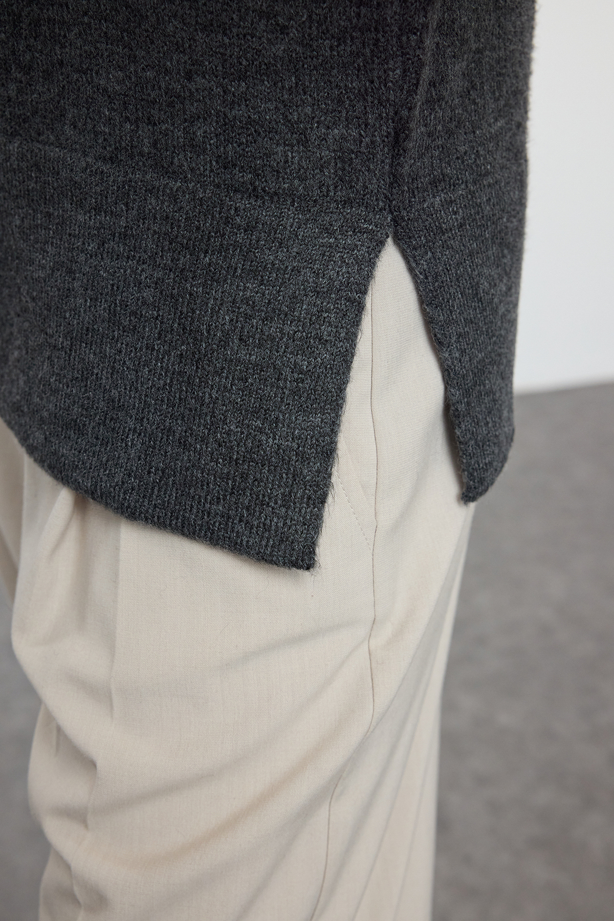 Trendyolmilla  Antrasit Yumuşak Dokulu Renk Bloklu Bisiklet Yaka Triko Kazak TWOAW25KZ00318 - Görsel 4