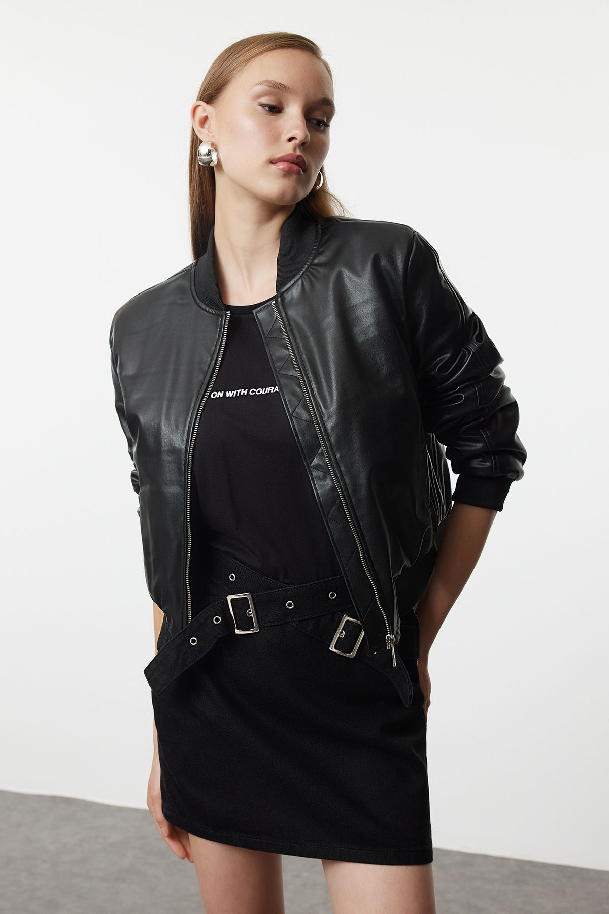 Trendyol Collection-Schwarzer Mini-Jeansrock mit überkreuzter Gürtelschnalle TWOAW25ET00099 2