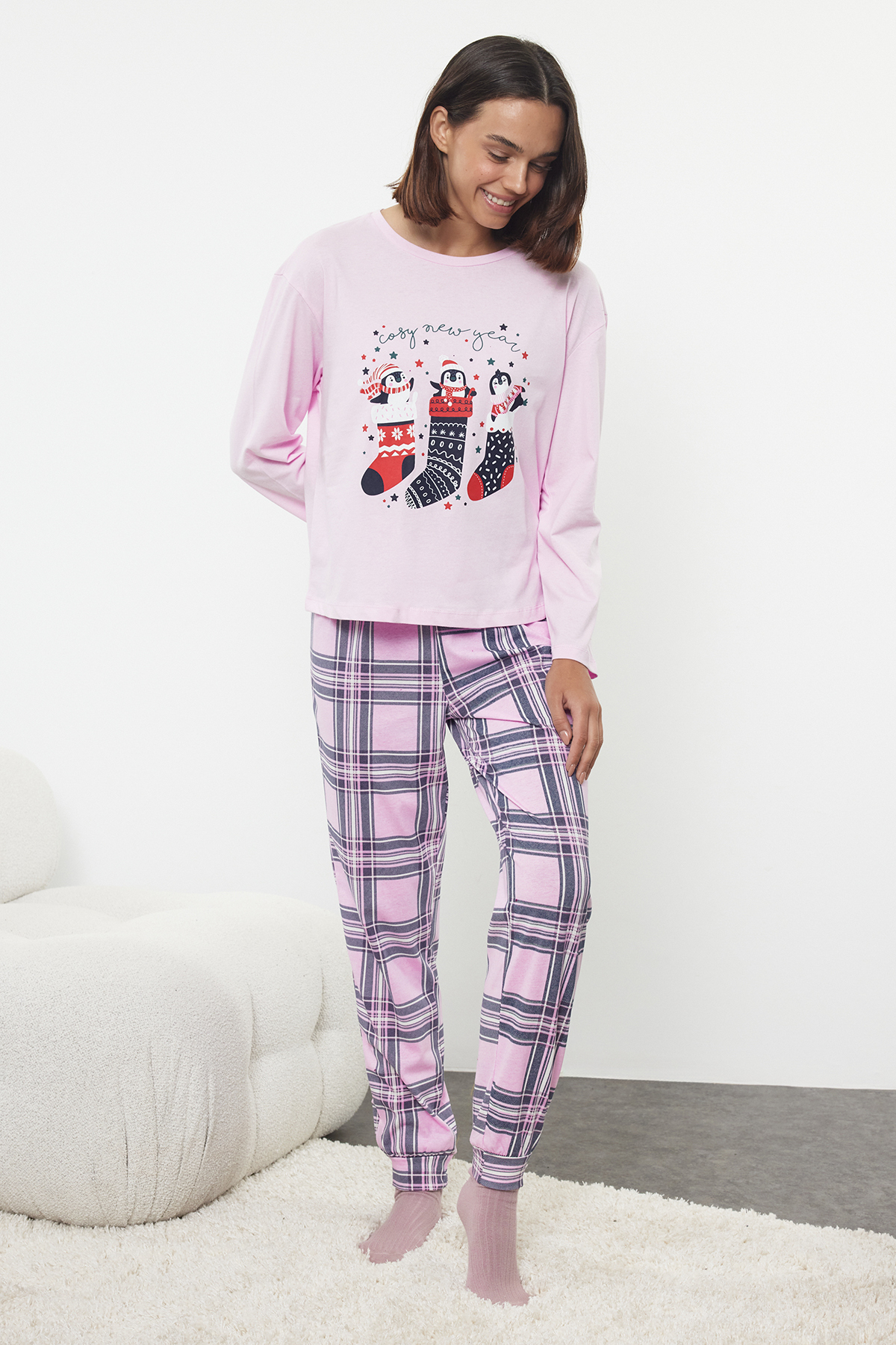Trendyol Collection Plaid-Pyjama-Set aus 100 % Baumwolle mit Wintermotiv – rosa und mehrfarbig THMAW25PT00121