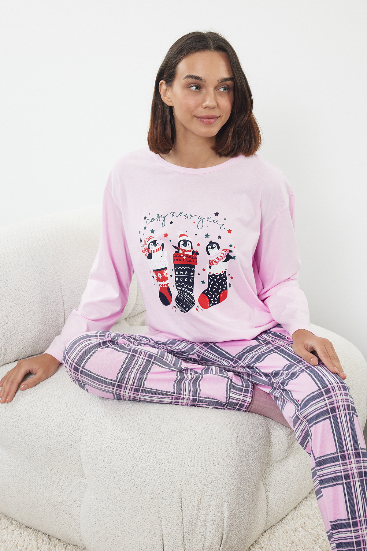 Trendyol Collection Plaid-Pyjama-Set aus 100 % Baumwolle mit Wintermotiv – rosa und mehrfarbig THMAW25PT00121