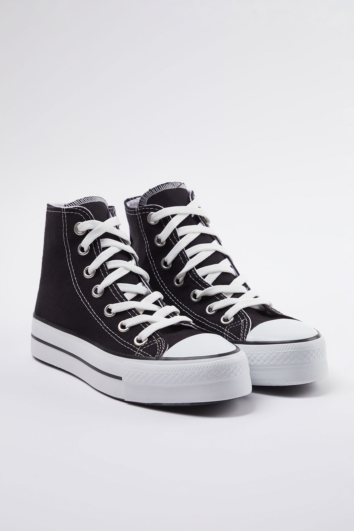 TRENDYOL SHOES-Wysokie czarne trampki damskie - sznurowane TAKAW25sn00000 2