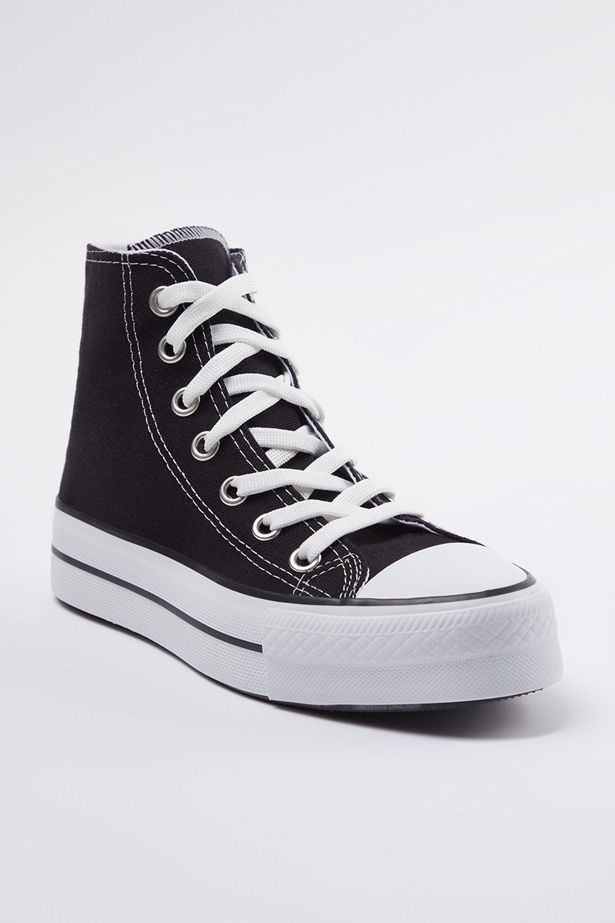TRENDYOL SHOES-Wysokie czarne trampki damskie - sznurowane TAKAW25sn00000 1
