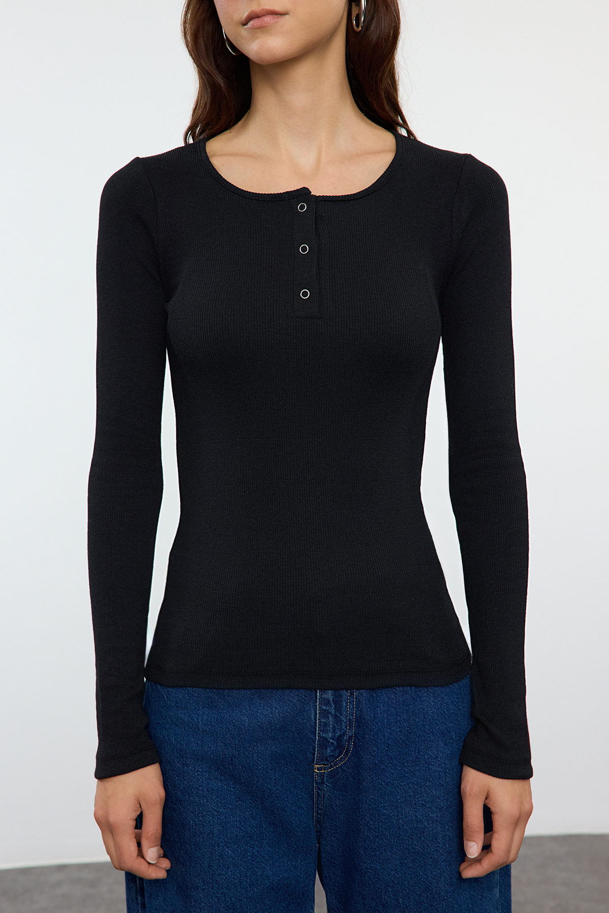 Trendyol Collection Pružná černá pletená halenka se šňůrou – padnoucí na tělo, se zapínáním na patentky TWOAW25BZ00080