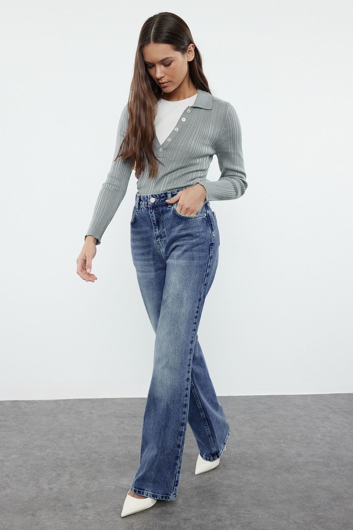 Trendyol Collection Niebieskie jeansy z wysokim stanem i szerokimi nogawkami TWOAW25JE00101