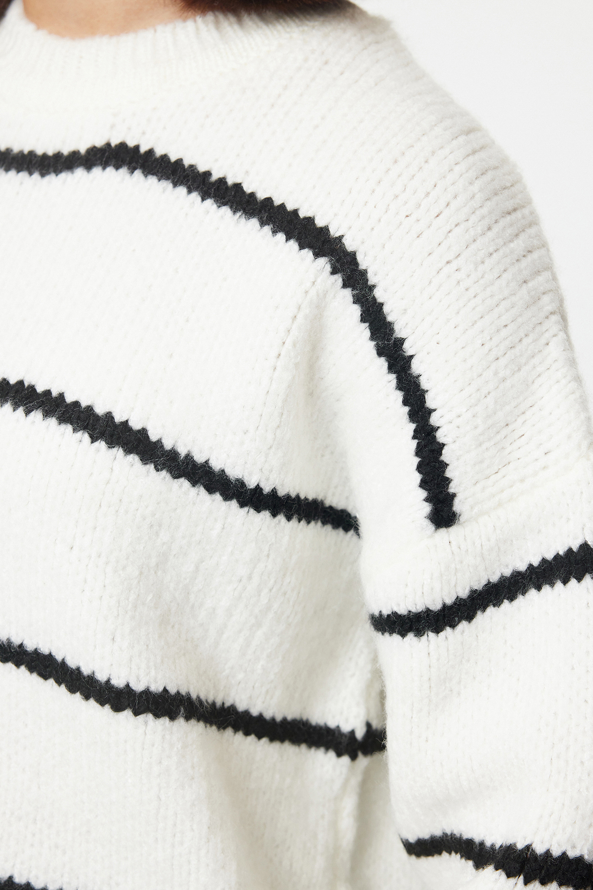 Trendyol Collection Ecru*001 – Wide Fit Měkký, proužkovaný, pletený svetr TWOAW23KZ00185