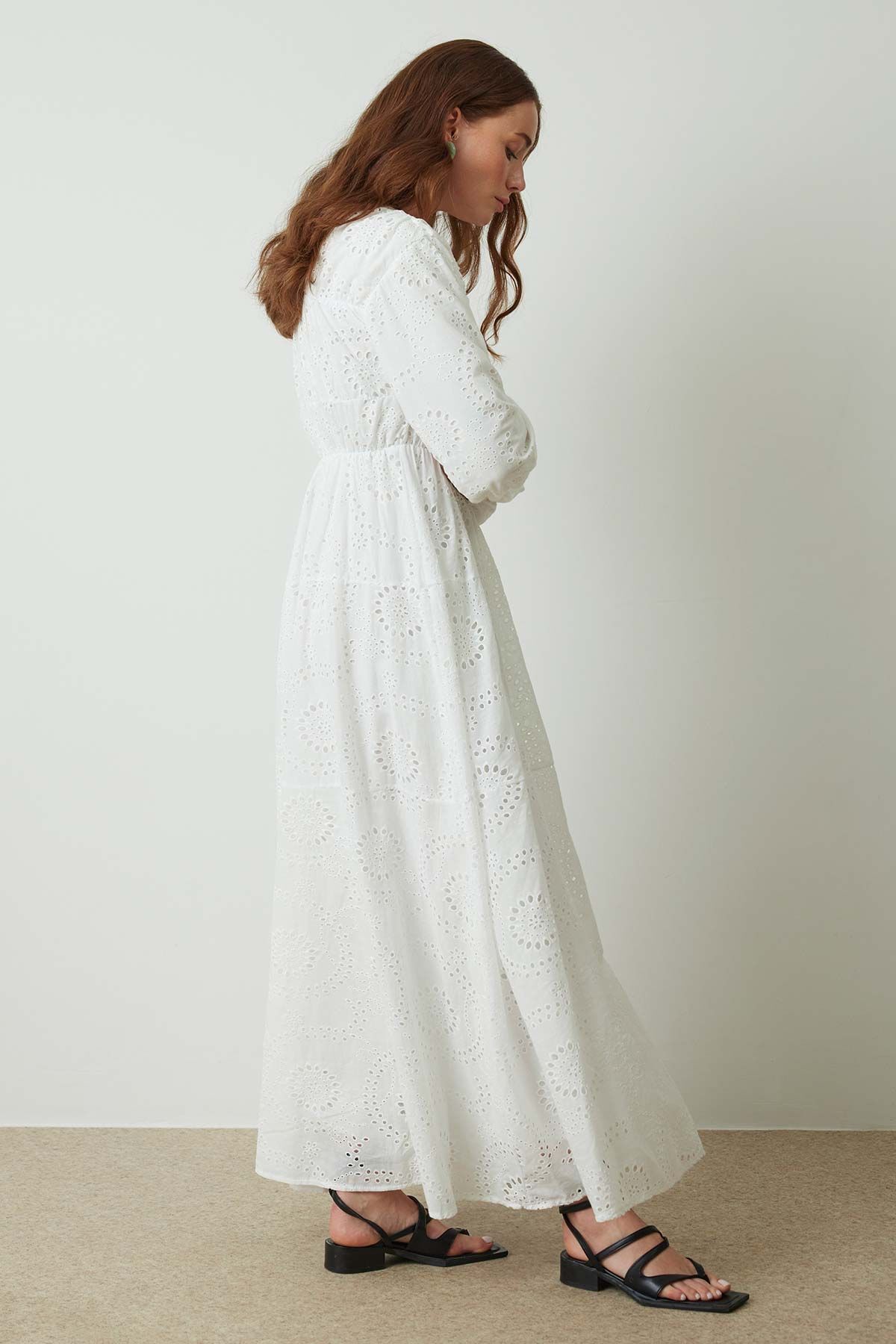 Hooopstore  ÖNDEN BAĞLAMA DETAYLI BEYAZ PETİT BRODE ELBİSE - Görsel 4