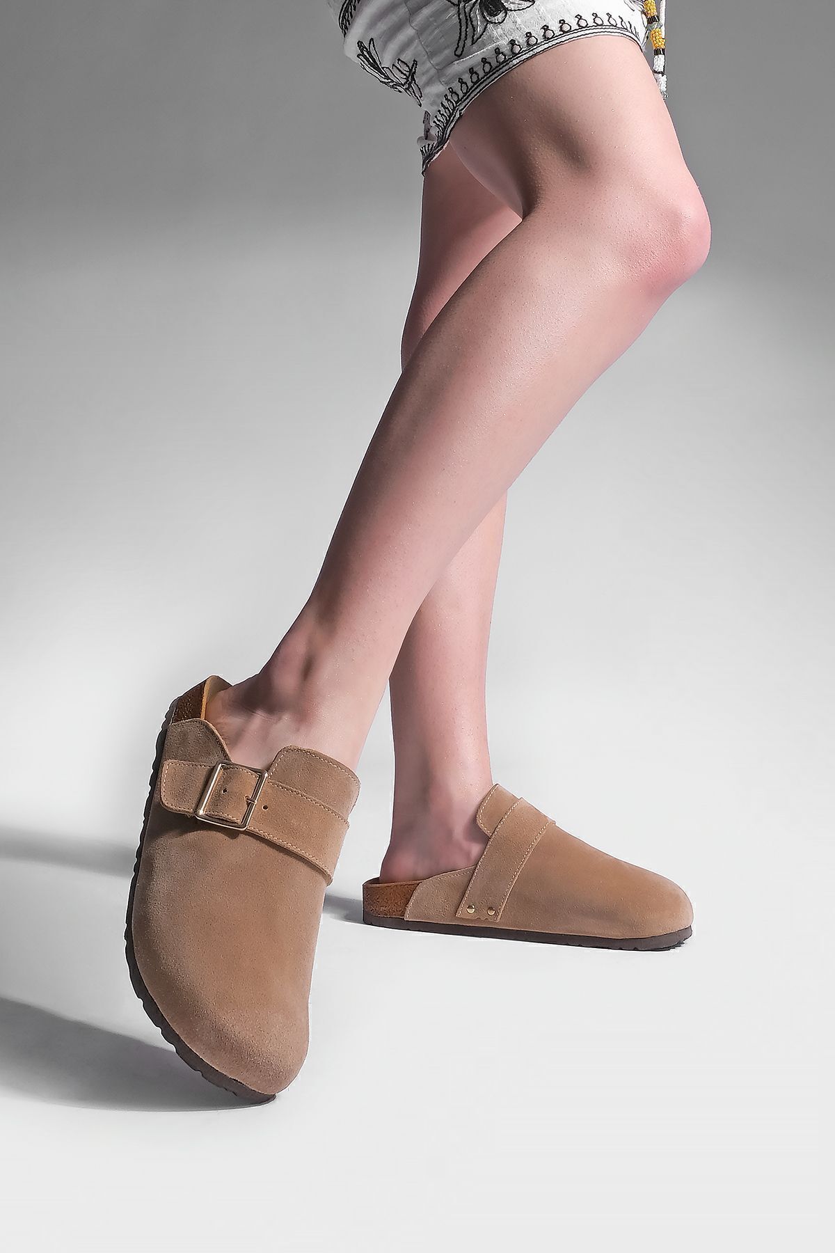 Marjin-Damen-Hausschuhe aus echtem Leder mit Eva-Sohle und geschlossener Schnalle vorne, Sumpa Camel Wildleder 4