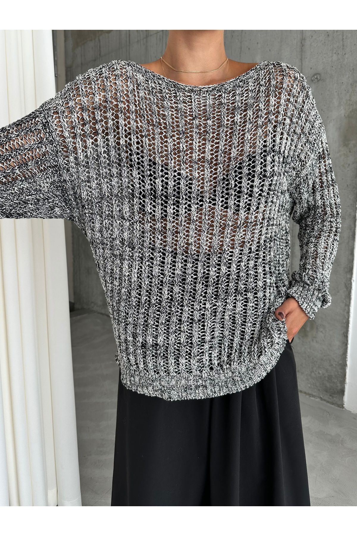 Laluvia-Schwarz-ecrufarbener Spitzen-Paillettenpullover mit U-Boot-Ausschnitt-4407 7