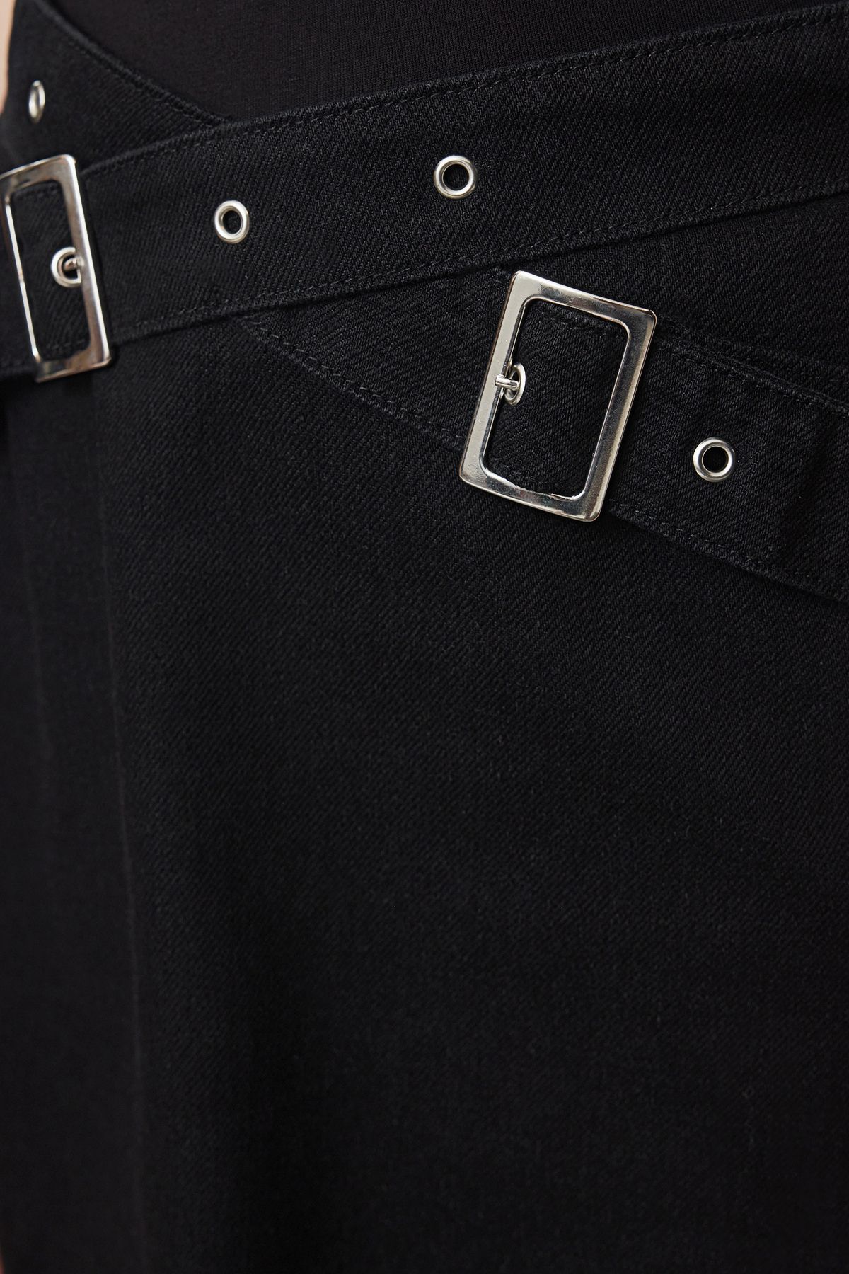 Trendyol Collection-Schwarzer Mini-Jeansrock mit überkreuzter Gürtelschnalle TWOAW25ET00099 4