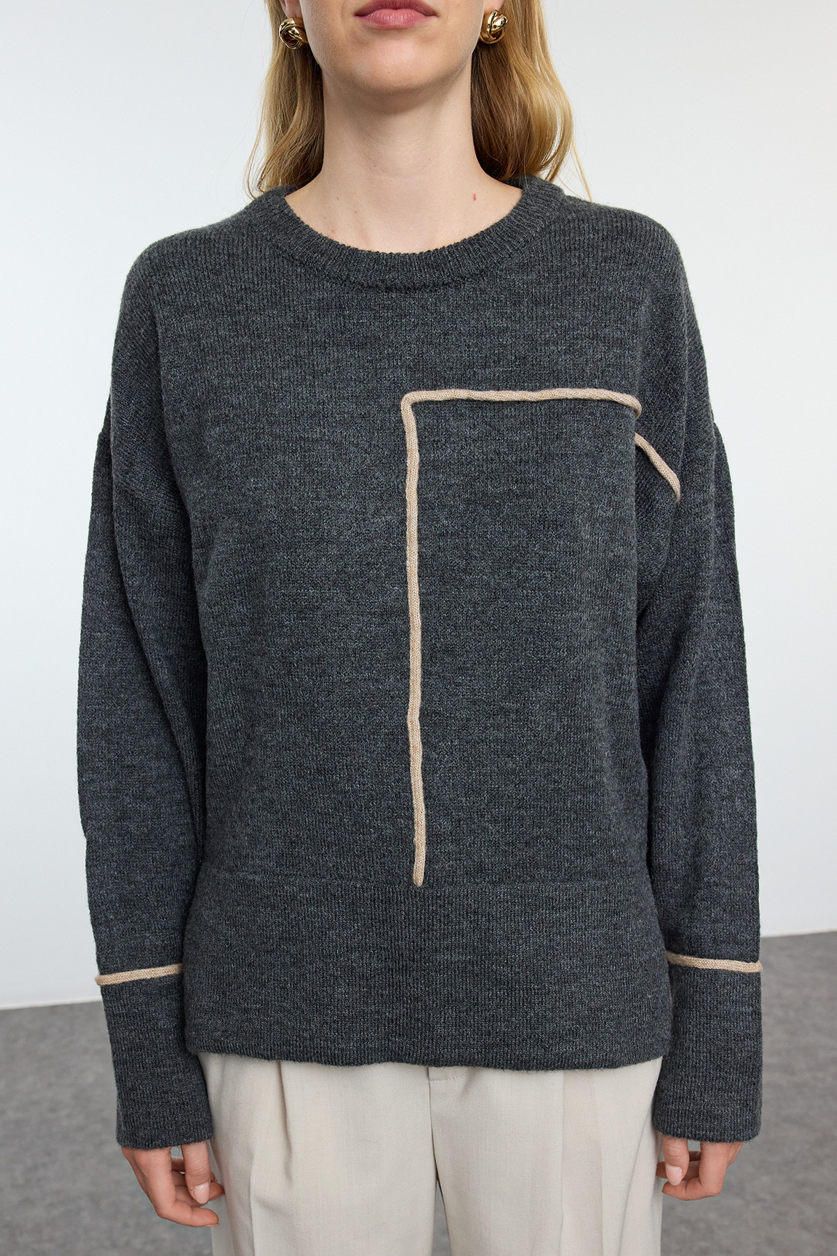 Trendyolmilla  Antrasit Yumuşak Dokulu Renk Bloklu Bisiklet Yaka Triko Kazak TWOAW25KZ00318 - Görsel 3