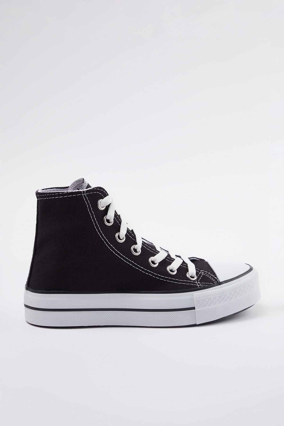 TRENDYOL SHOES-Wysokie czarne trampki damskie - sznurowane TAKAW25sn00000 3