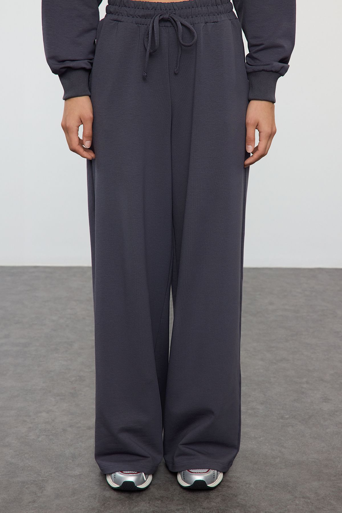 Trendyol Collection-Άνετο σετ φούτερ Anthracite με φαρδύ πόδι και αθλητική φόρμα - TWOAW25EM00004 4