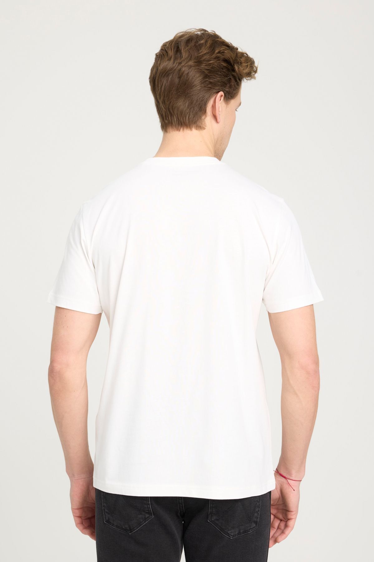 تی شرت سفید مردانه به طور منظم مناسب یقه صفر طبیعی برش 100 ٪ log t shirt Wrangler