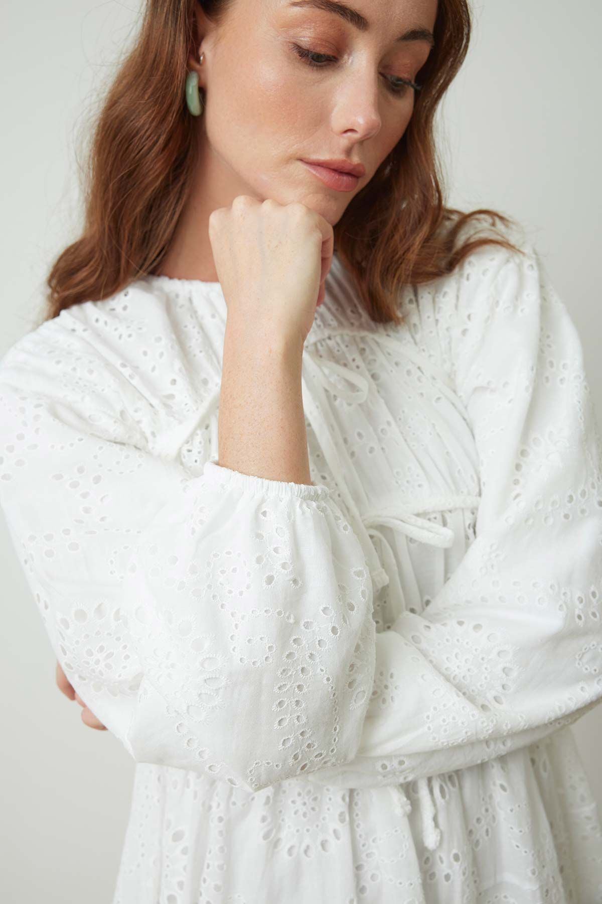 Hooopstore  ÖNDEN BAĞLAMA DETAYLI BEYAZ PETİT BRODE ELBİSE - Görsel 5