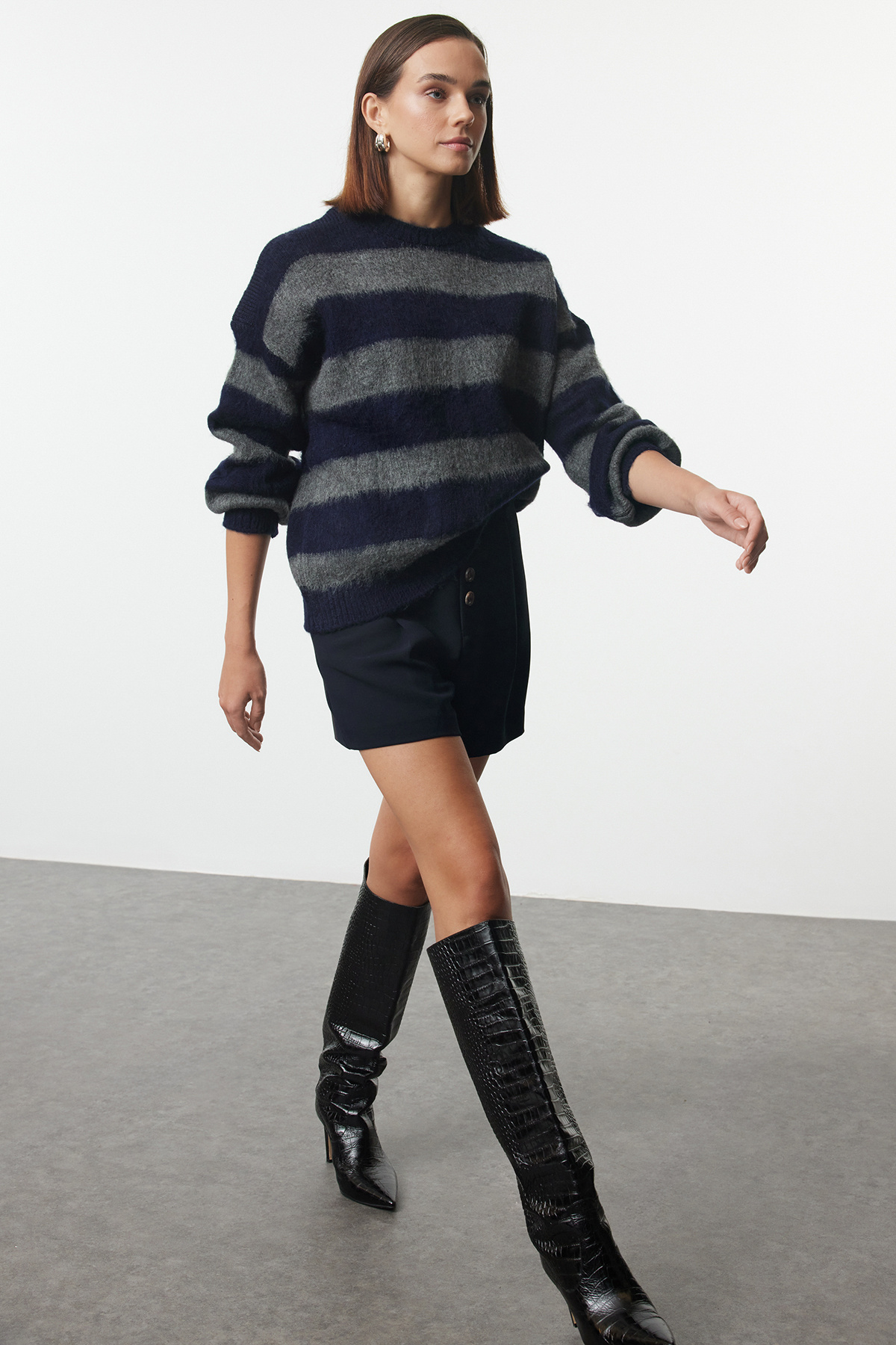 Trendyolmilla  Lacivert Yumuşak Dokulu Geniş Kalıp Triko Kazak TWOAW25KZ00283 - Görsel 2