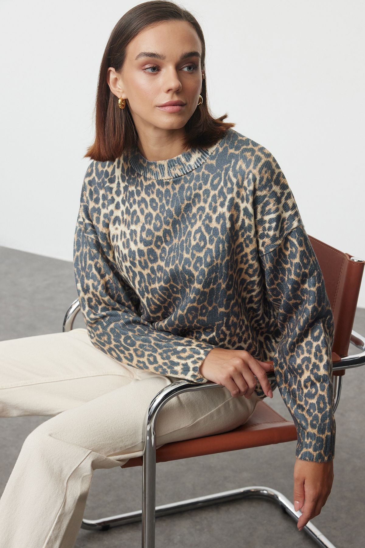 Trendyol Collection Czarny Sweter Z Dzianiny Z Okrągłym Dekoltem I Wzorem W Panterkę - Twoaw25kz00337 Kobieta - L