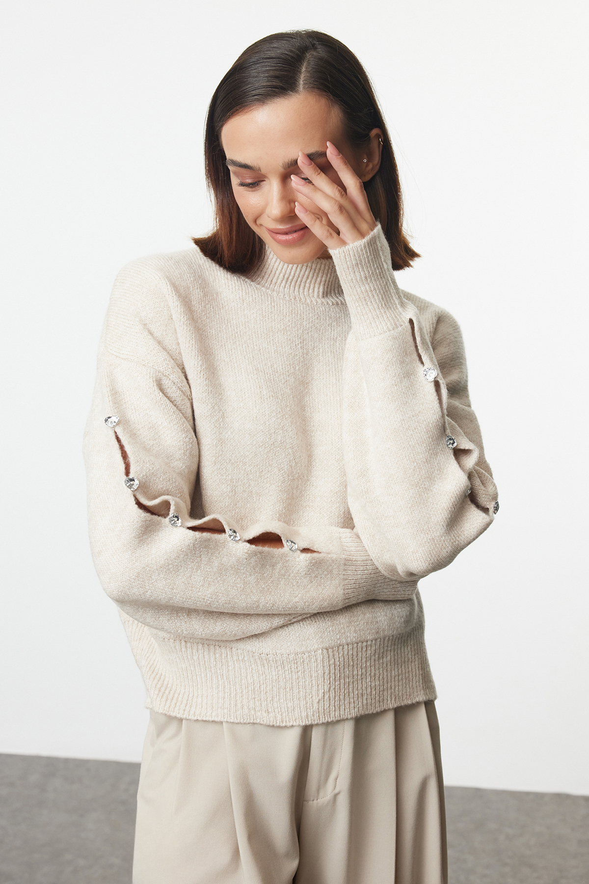 Trendyol Collection Weicher Strickpullover mit Knopfdetail und Struktur - TWOAW24KZ00384