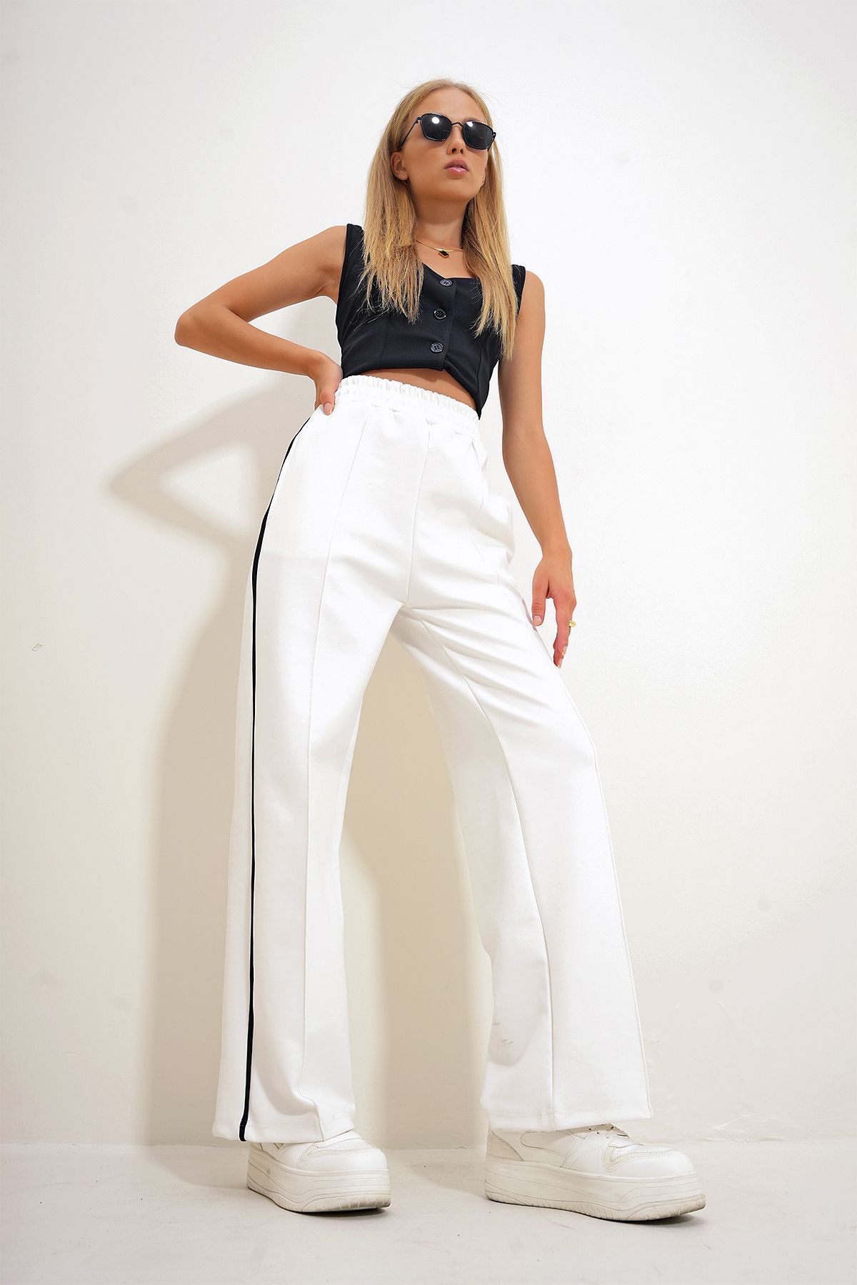 Trend Alaçatı Stili-Weiße Retrohose - Seitenstreifen, Grasgrün, Doppeltasche ALC-X12493 4