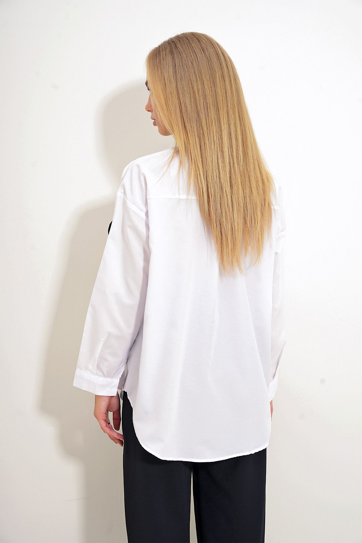 Trend Alaçatı Stili-Cămașă oversize de damă cu accesorii albe - ALC-X12657 7