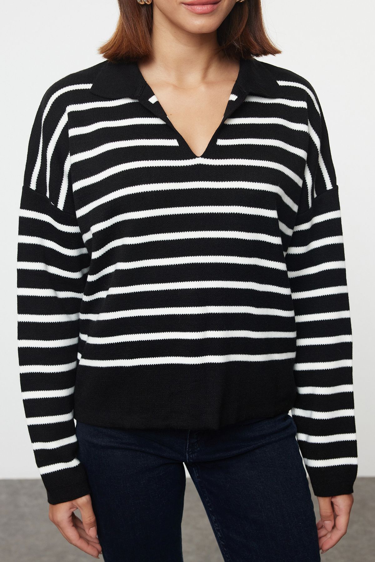 Trendyol Collection-Golf w paski, duży sweter z dzianiny - czarny Twoaw25kz00341 3