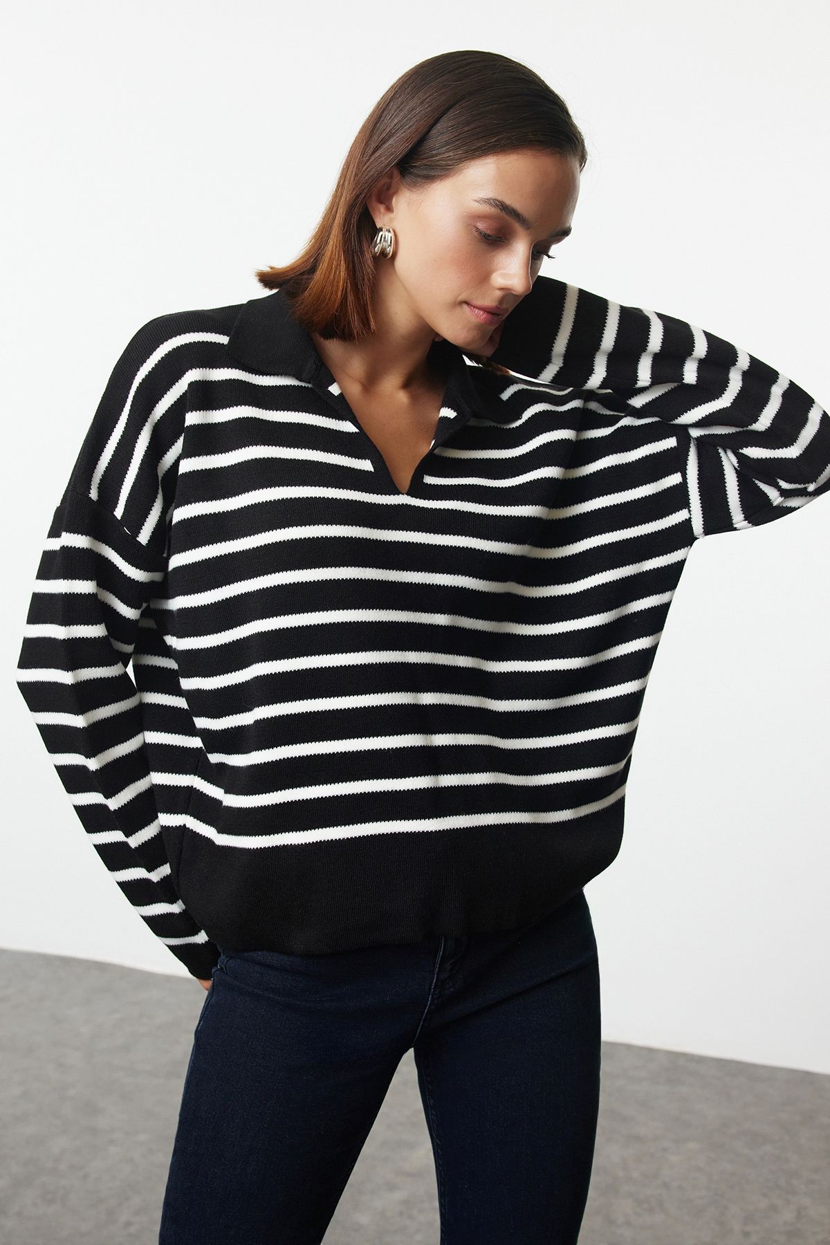 Trendyol Collection-Golf w paski, duży sweter z dzianiny - czarny Twoaw25kz00341 1