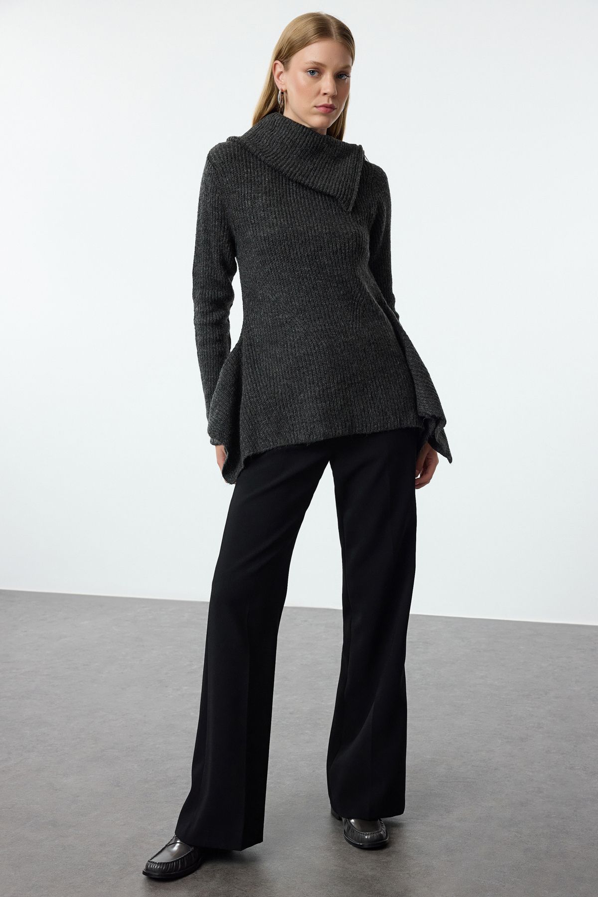 Trendyol Collection-Asymetryczny kołnierz - rozpinany sweter z dzianiny w kolorze antracytowym TWOAW25KZ00066 2