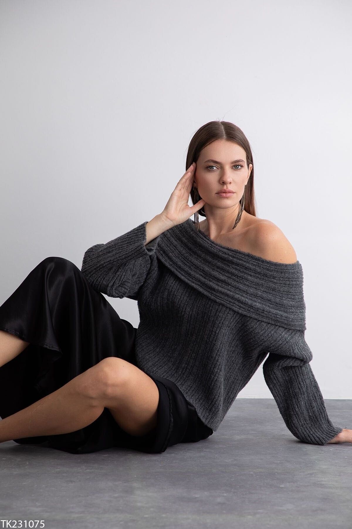 Lucens-Geräucherter Pullover für Damen mit Degaje-Kragen, offener Schulter und gerippter Falte 1